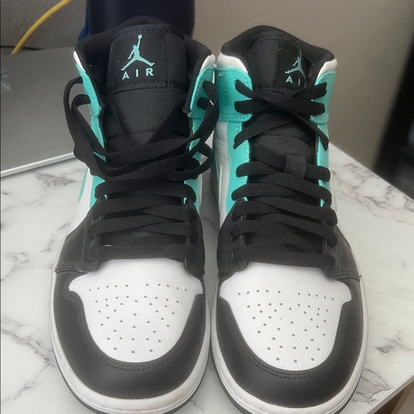 Jordan 1 Mid
Tropical Twist Igloo - Picture 1 of 12